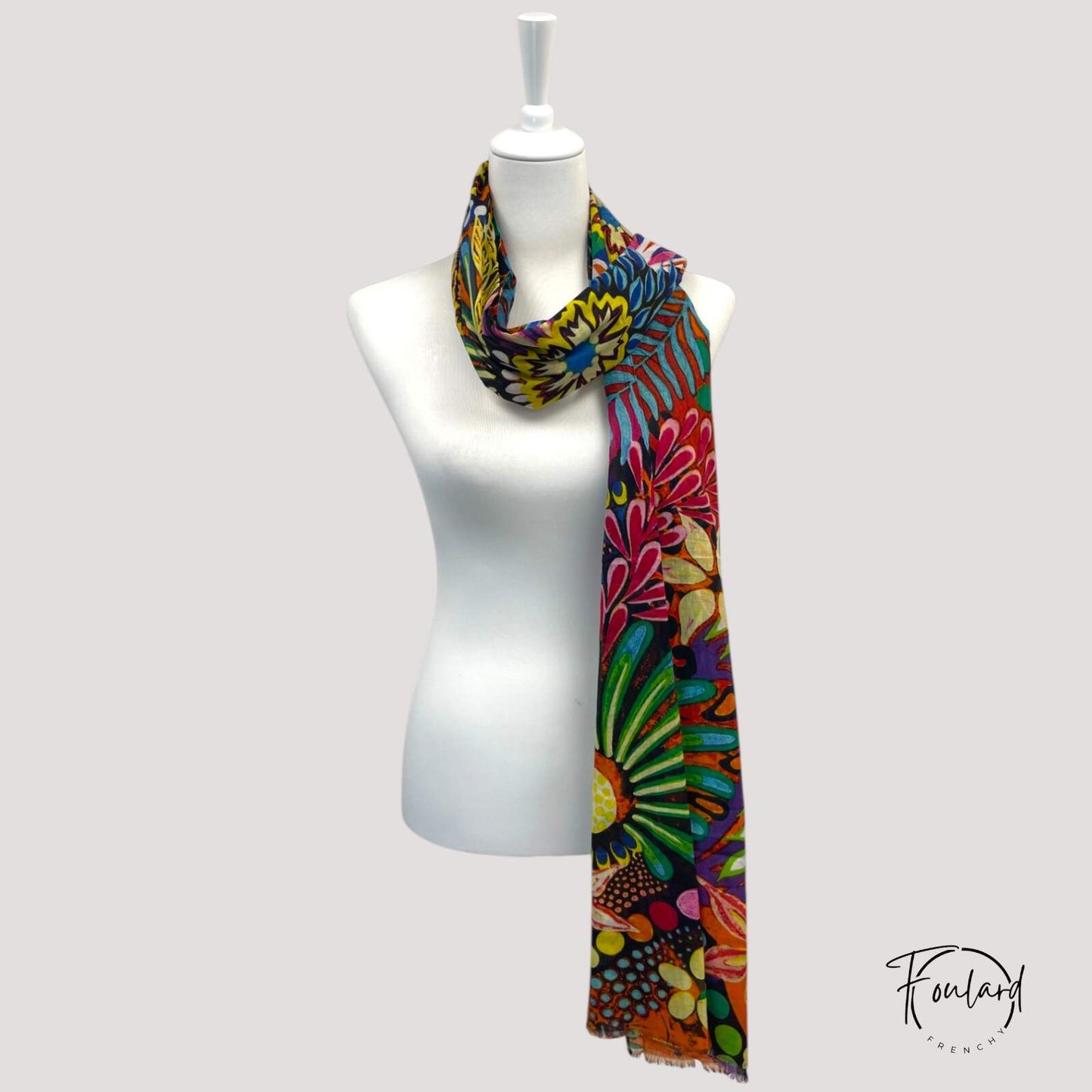 Vue d'ensemble du foulard coloré, dimensions 106 x 181 cm