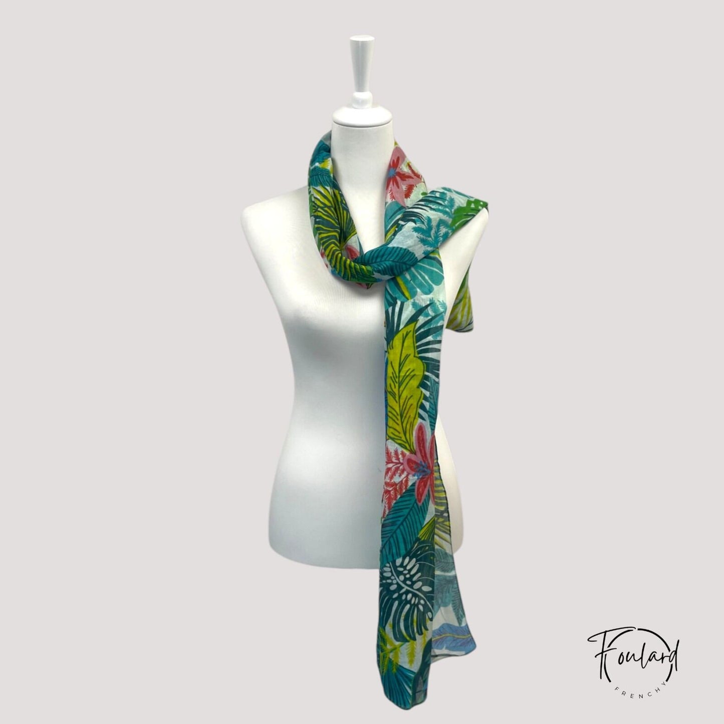 Vue détaillée des couleurs vives du foulard tropical