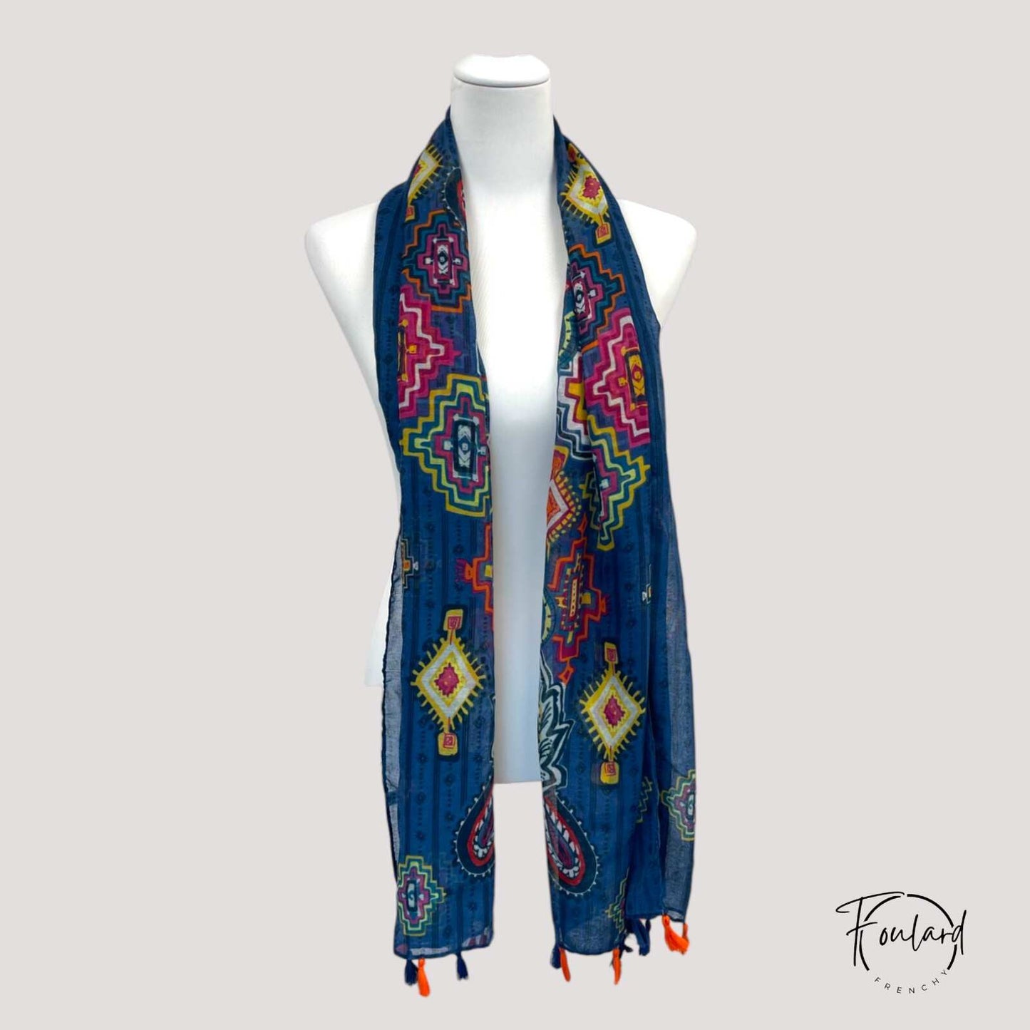 Foulard bleu satiné étalé sur une surface