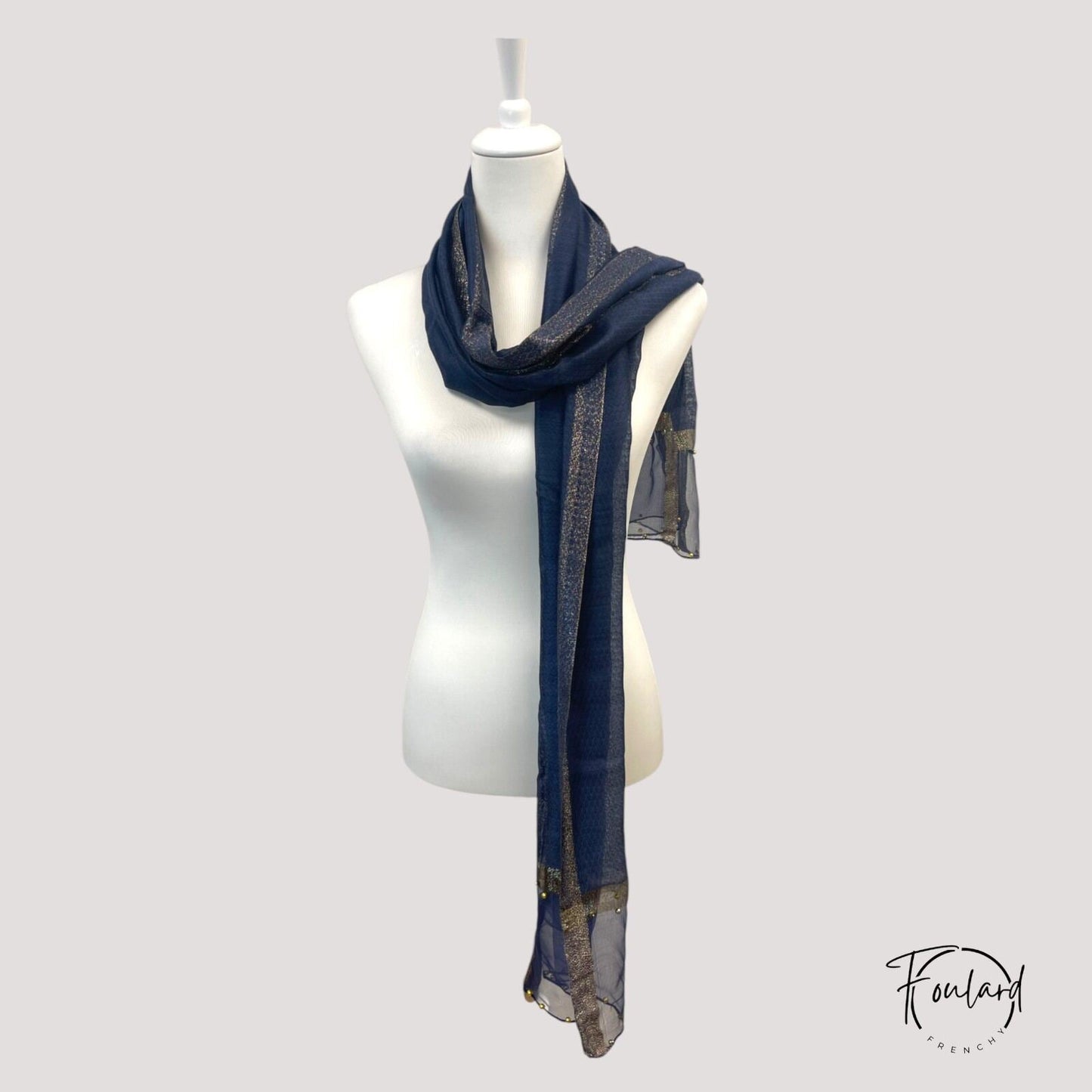 Vue rapprochée de la texture légère du foulard chic