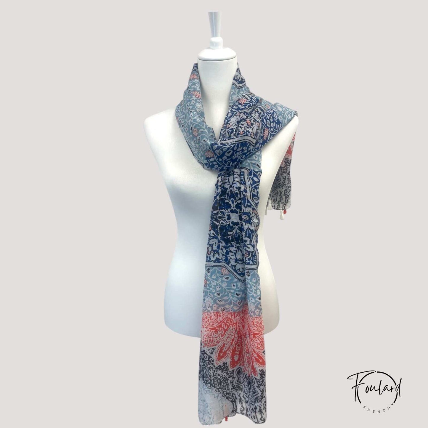 Vue rapprochée du motif coloré sur tissu polyester