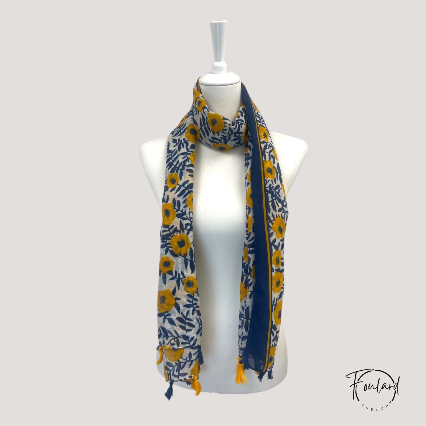 Vue rapprochée du tissage satiné du foulard