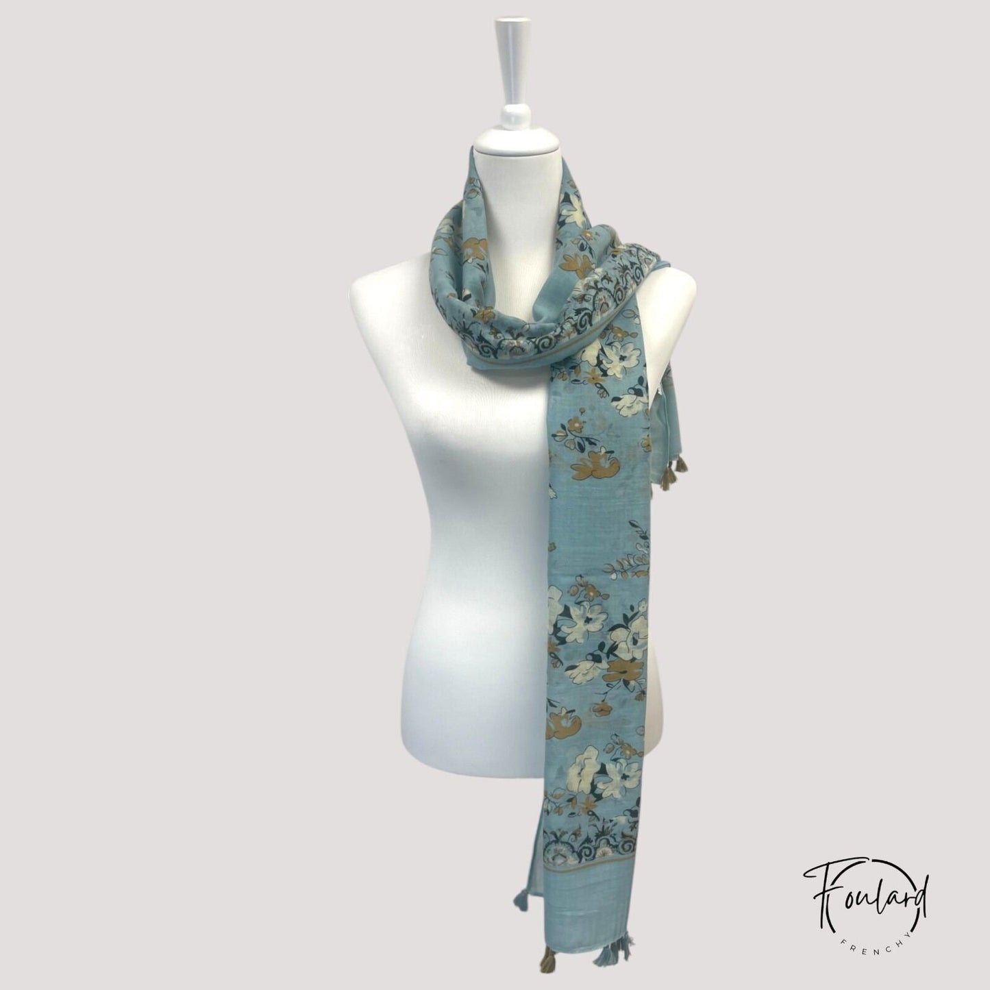 Vue rapprochée du tissage satiné du foulard vert