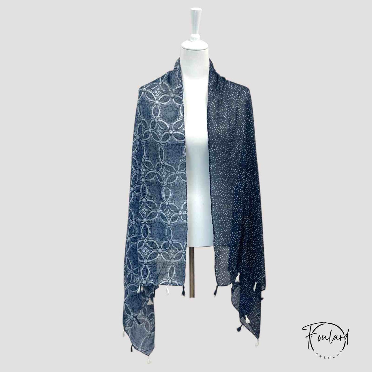 Vue d'ensemble du foulard bleu déplié sur une surface
