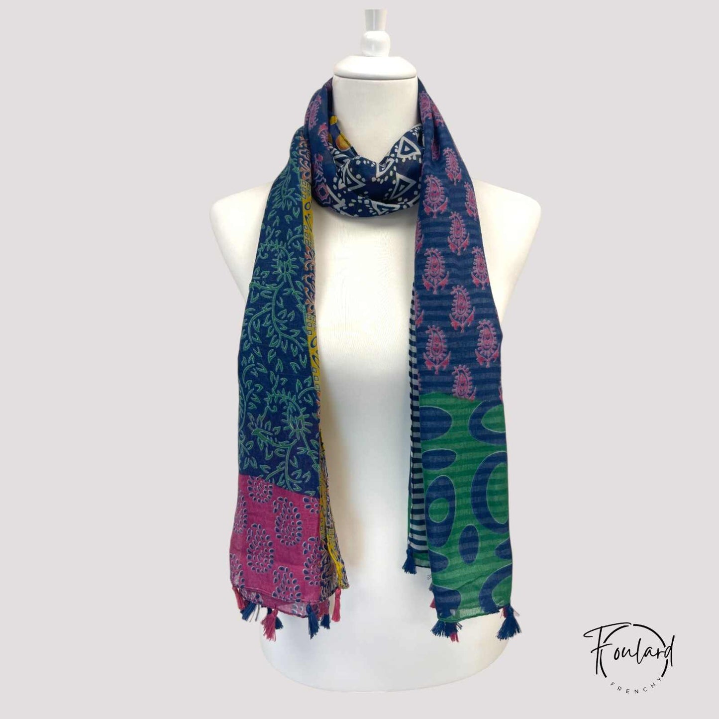 Vue rapprochée du tissage satiné du foulard