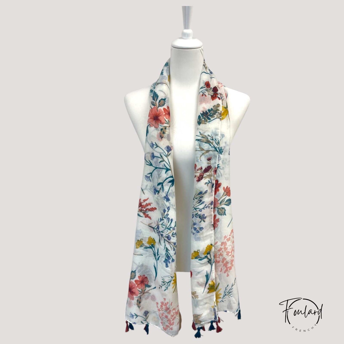 Vue rapprochée du tissage satiné du foulard