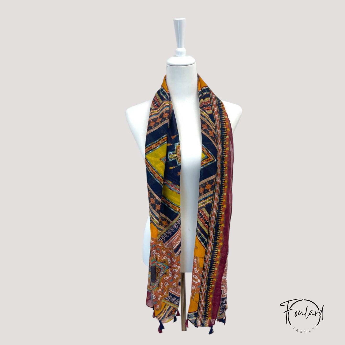 Vue d'ensemble du foulard orange déplié sur une surface