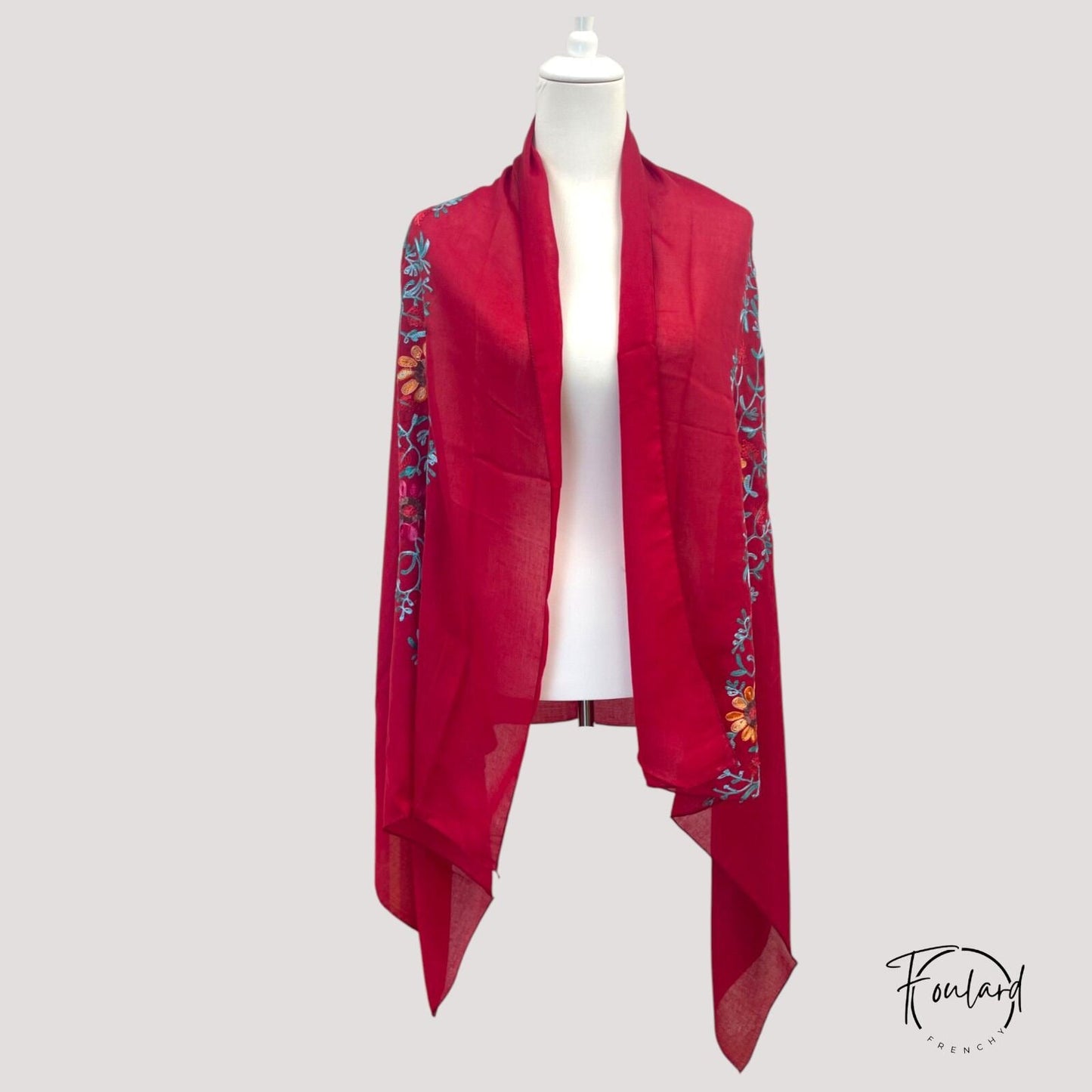 Vue d'ensemble du foulard rouge bordeaux, motifs floraux