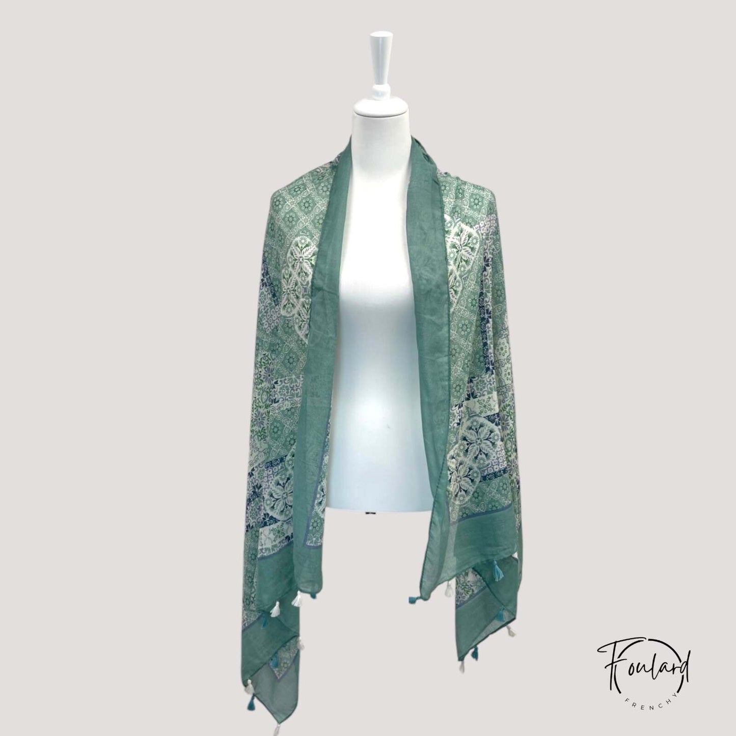 Vue rapprochée des pompons en frange du foulard