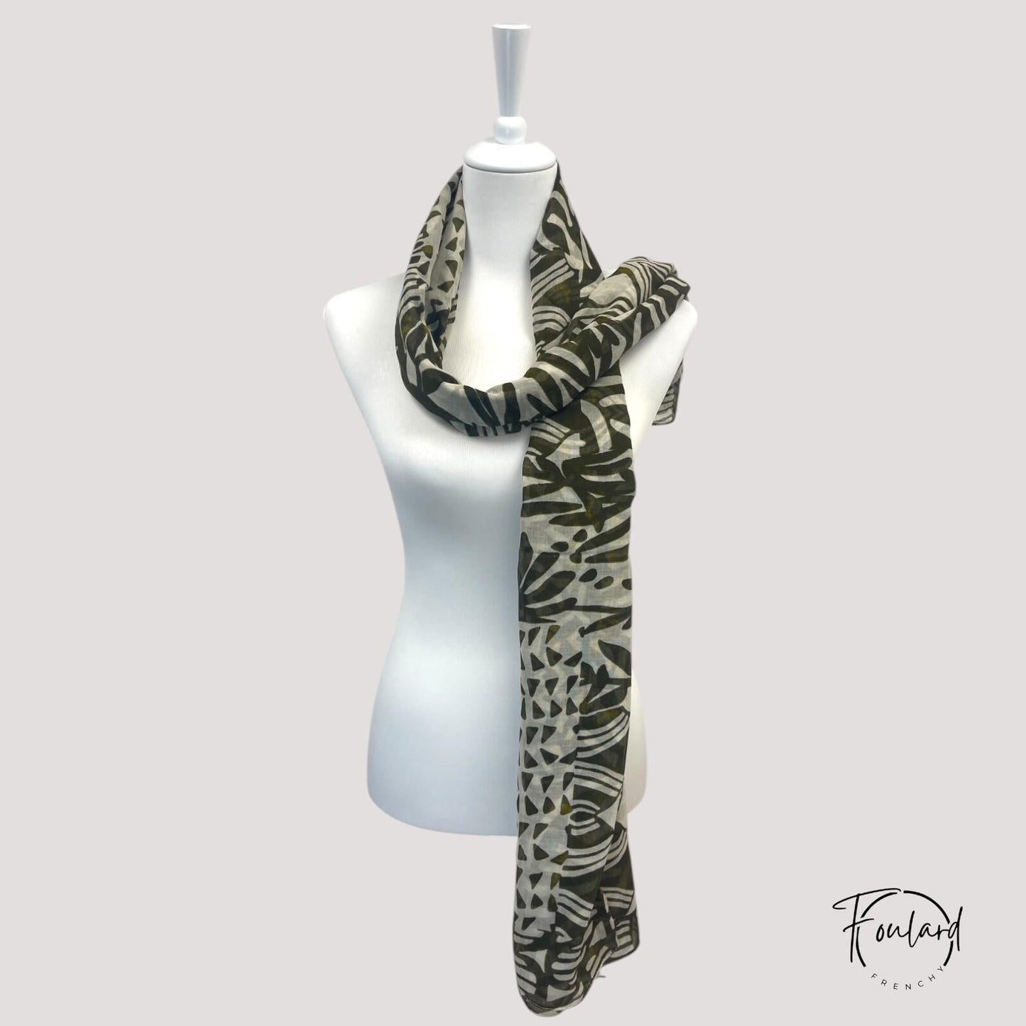 Foulard polyvalent porté en bandeau, style bohème chic