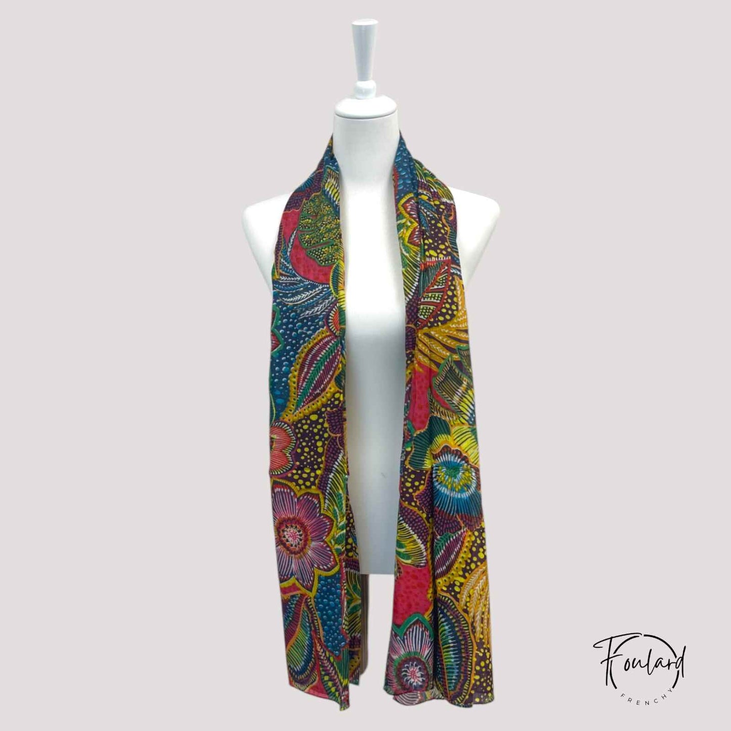 Foulard drapé autour du cou, couleurs éclatantes