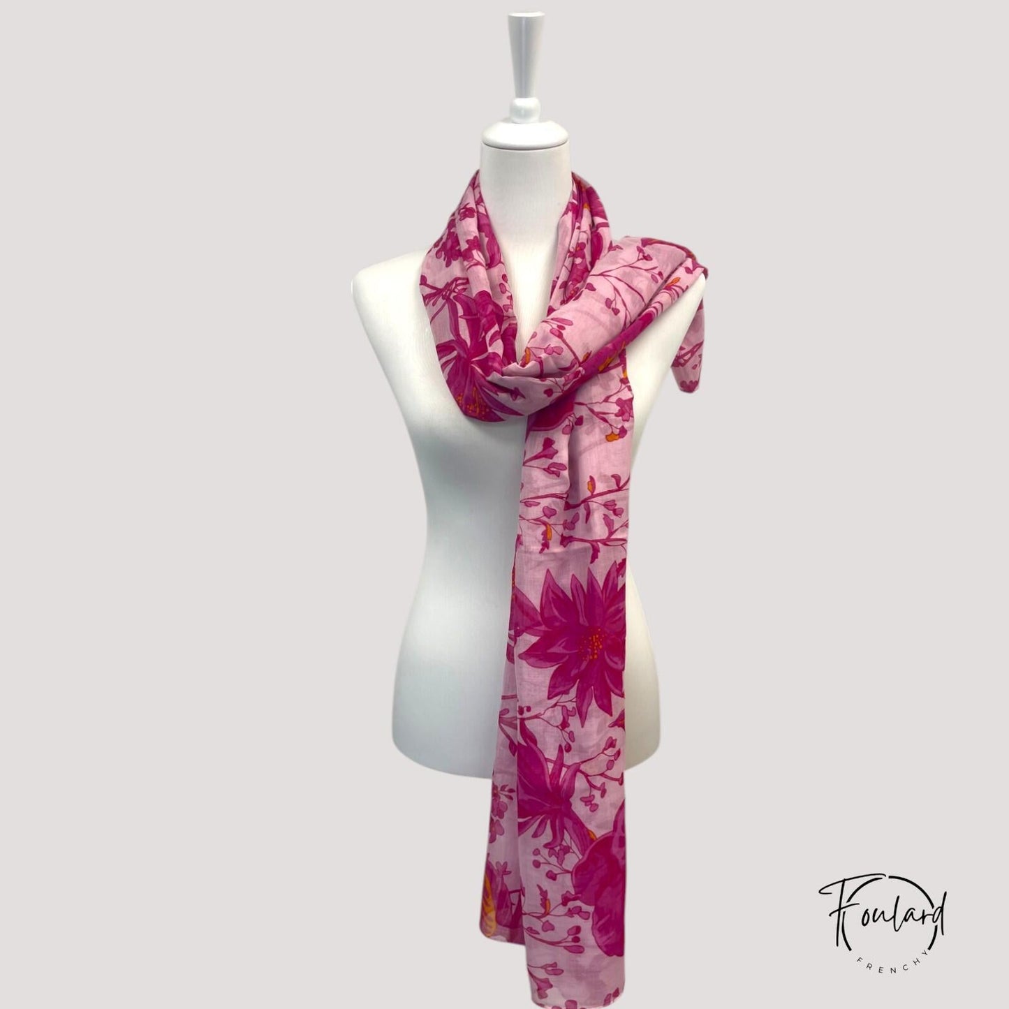 Vue de côté du foulard floral avec touches de jaune