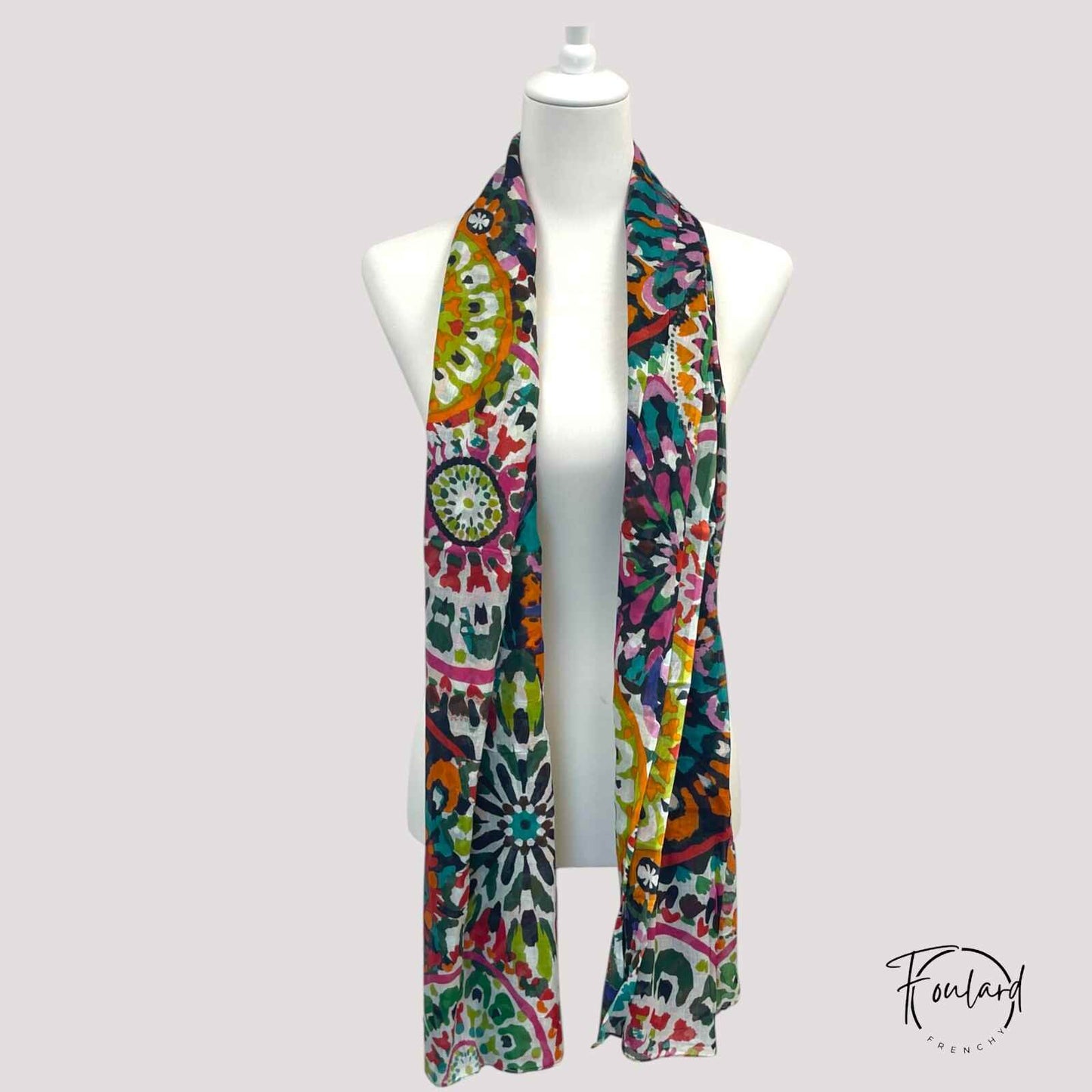 Vue rapprochée du foulard, texture légère et fluide