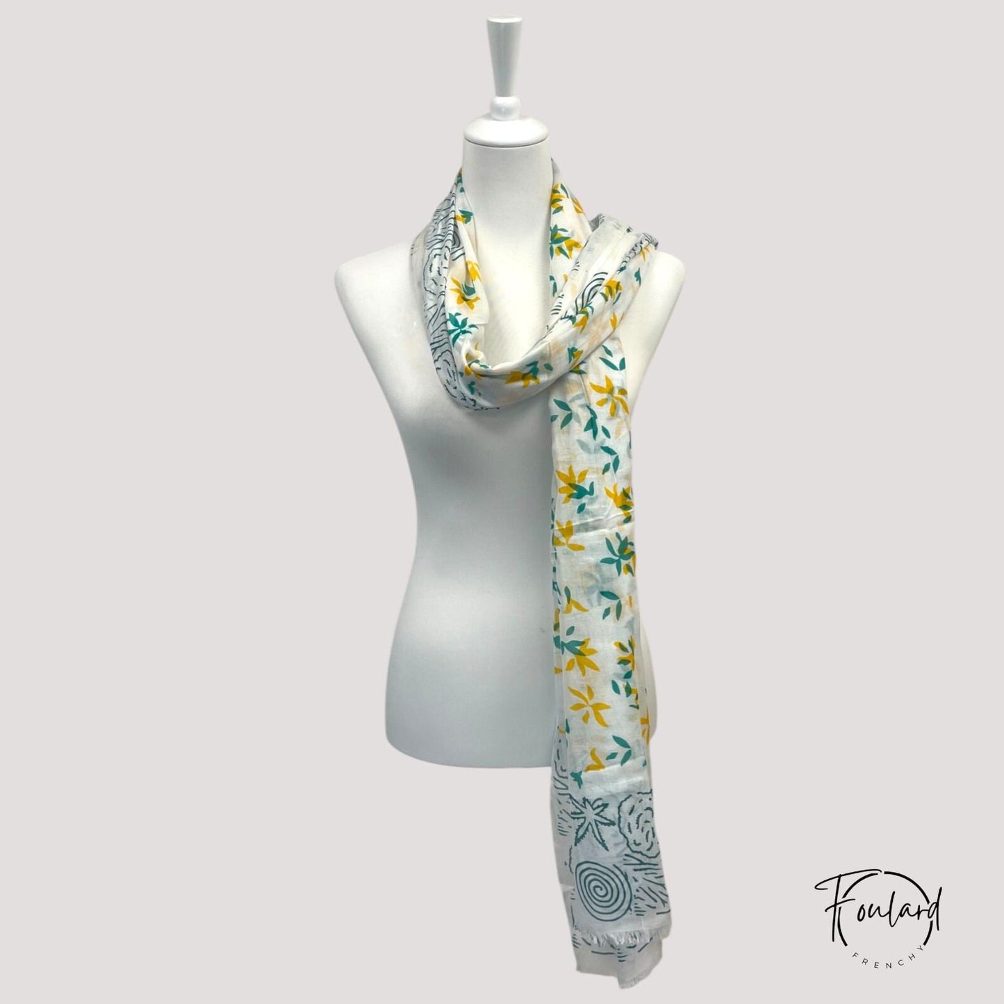 Vue d'ensemble du foulard avec motifs géométriques