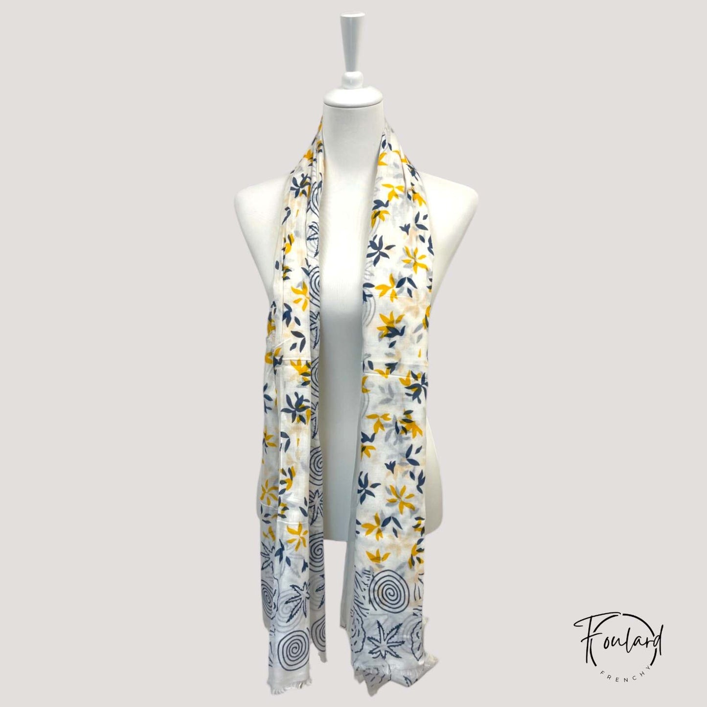 Vue d'ensemble foulard blanc motifs végétaux stylisés