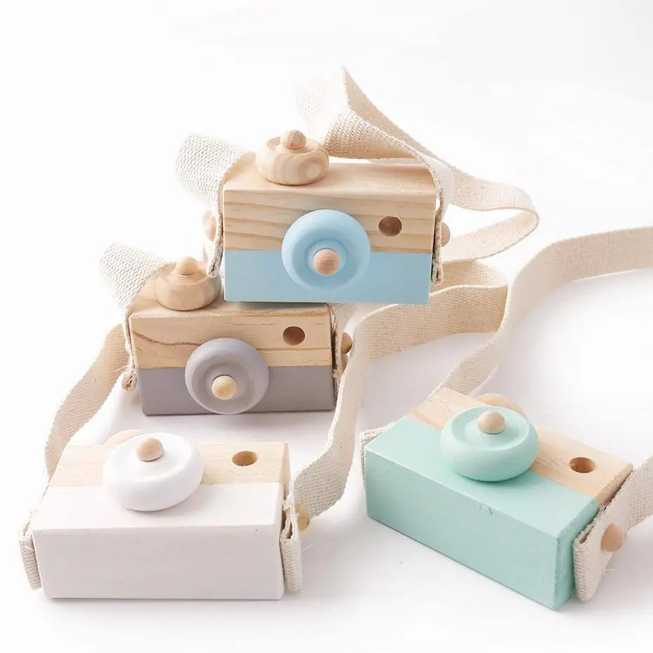 Appareil photo en bois pour enfant sur fond blanc