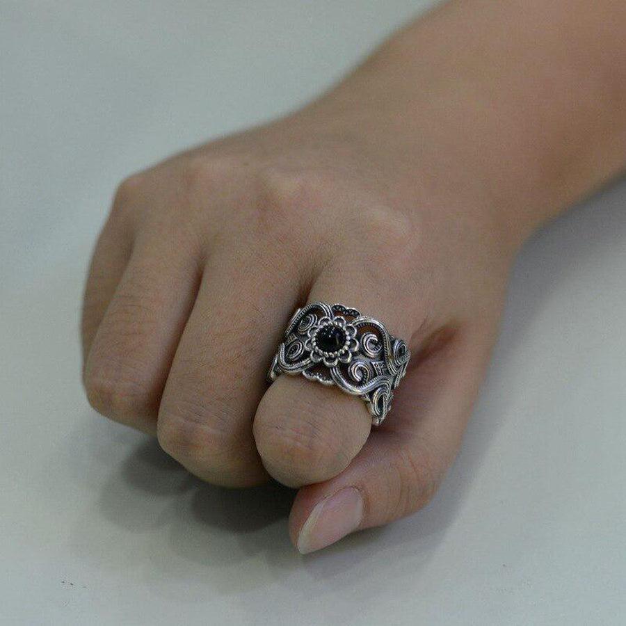 Gros plan sur le dessin ajouré de la bague