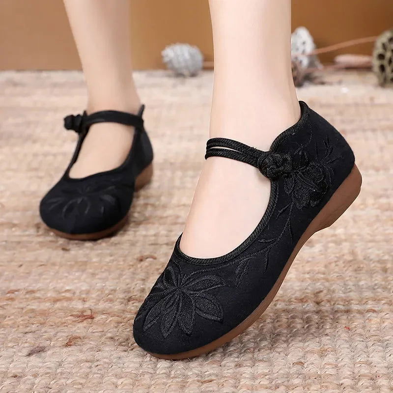 Détail de la bride ajustable sur les ballerines élégantes