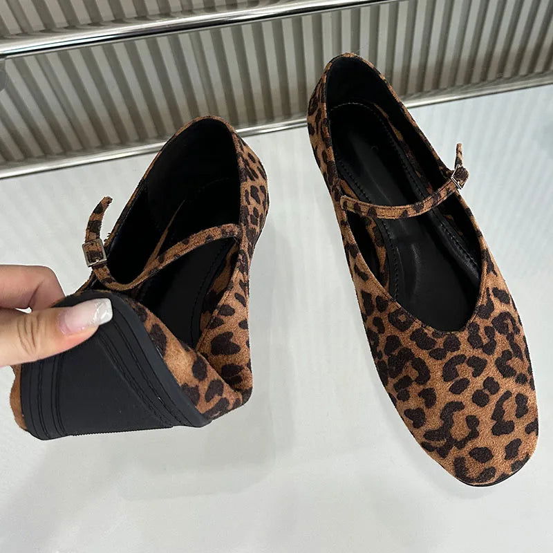 Gros plan sur le motif léopard des ballerines