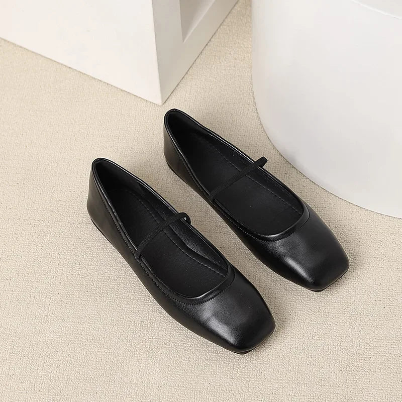 Détail du matériau métallisé des ballerines modernes