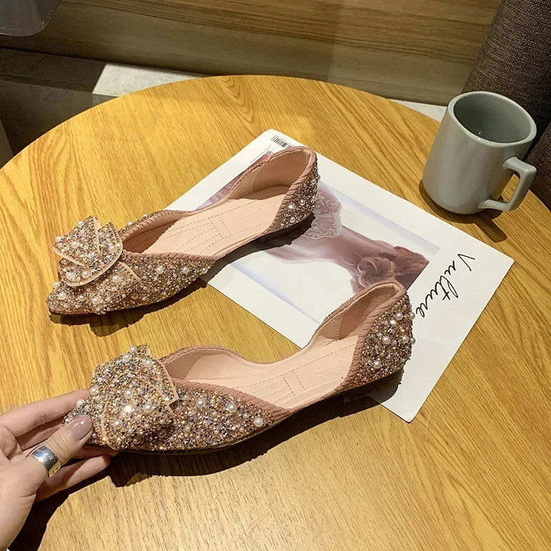 Détail du talon des ballerines avec perles et nœud