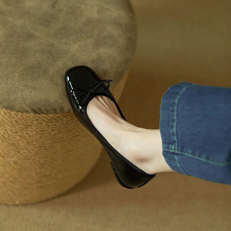 Ballerines vernies avec nœud, en perspective
