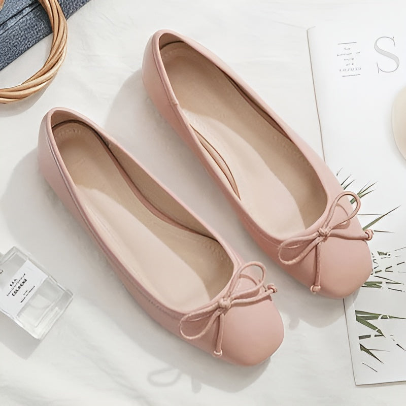 Détail de la texture souple du similicuir des ballerines