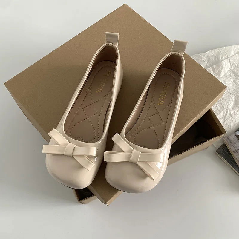 Ballerines sur fond neutre, idéales pour un style chic