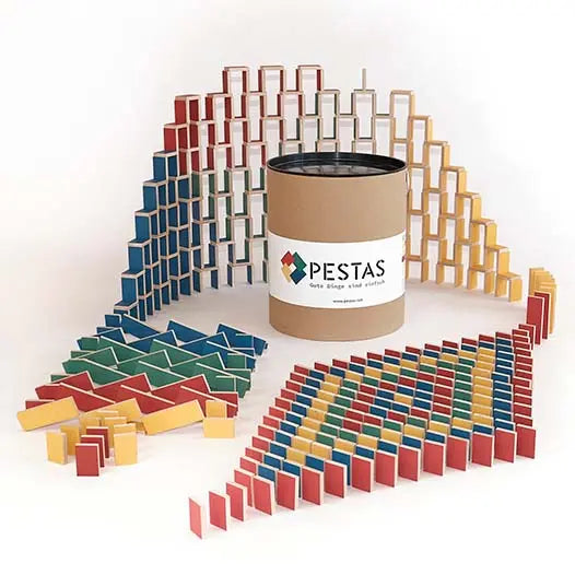 Dominos en bois de différentes tailles et couleurs étalés
