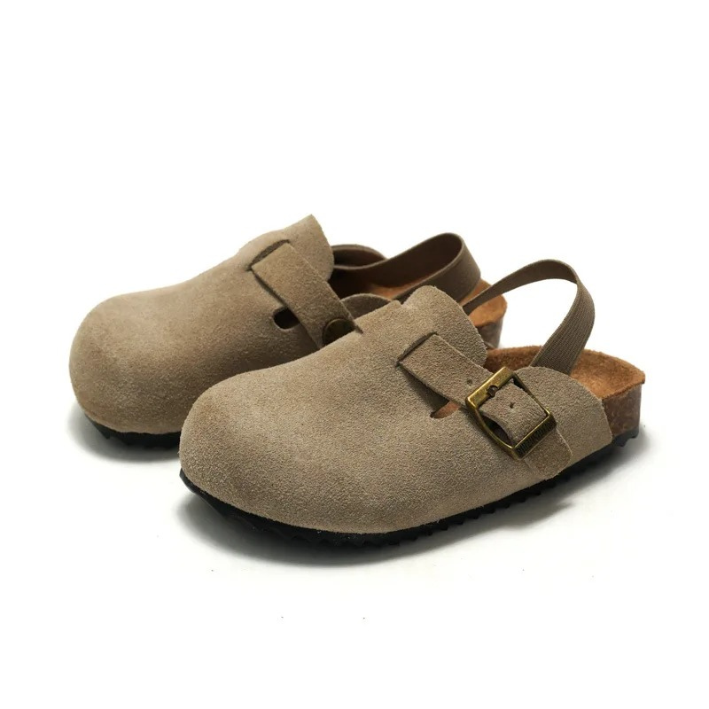 Clogs enfant beige, détail de la sangle ajustable
