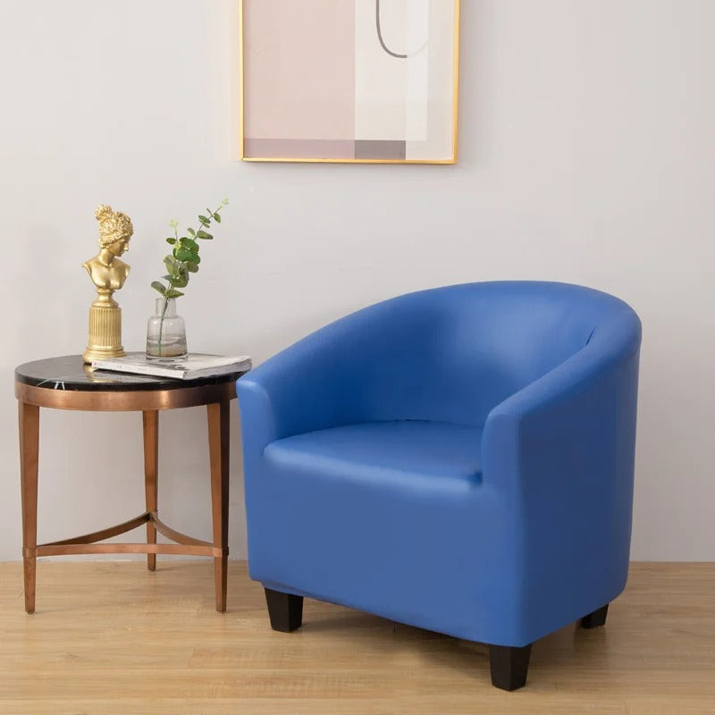 Housse bleue en simili cuir sur un fauteuil