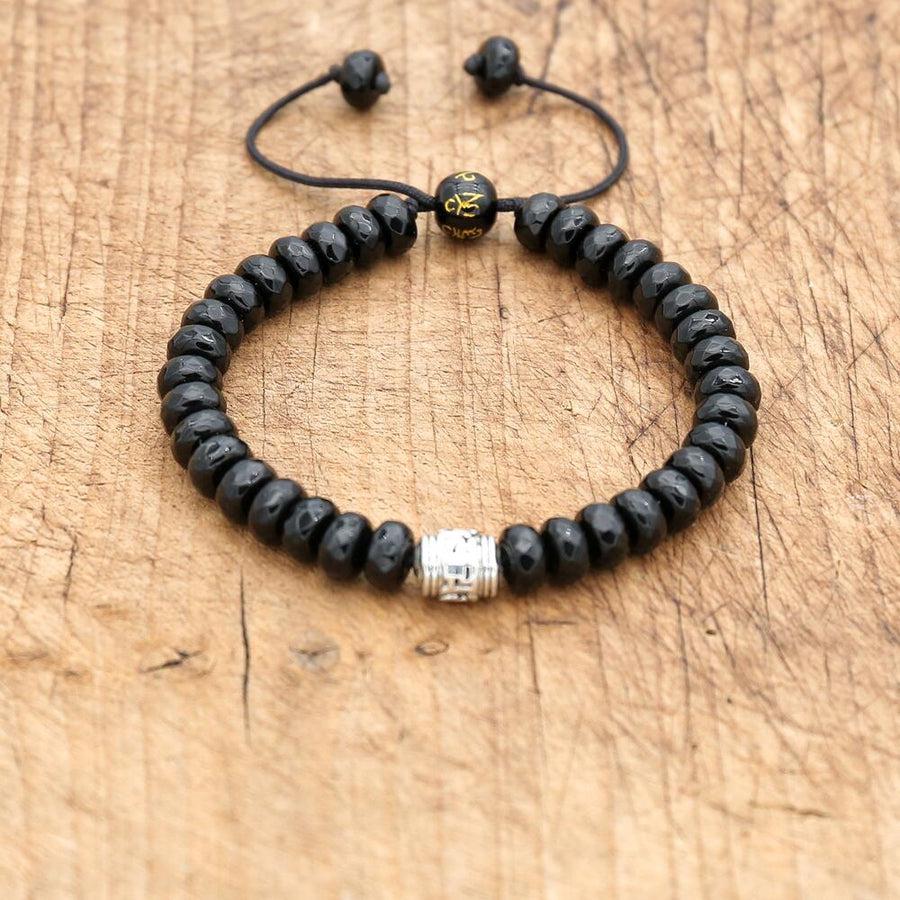 Gros plan sur les perles d'Onyx noir et fermoir ajustable