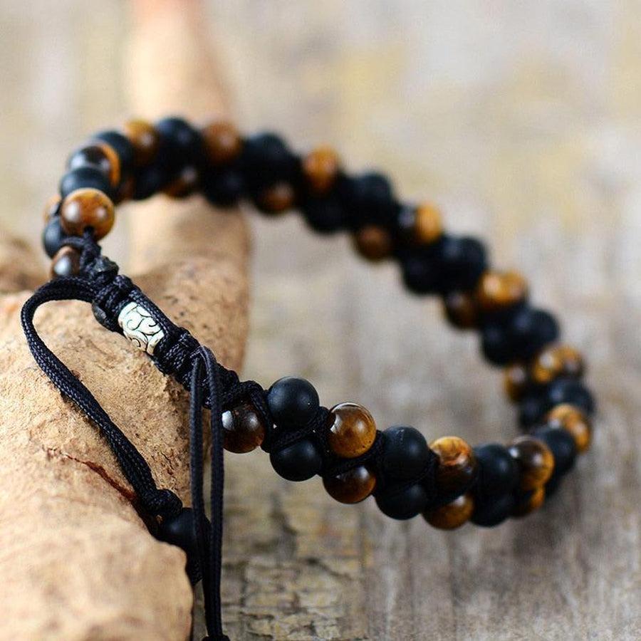 Détail du nœud coulissant et perles gravées du bracelet