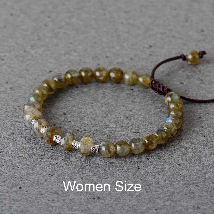 Bracelet en labradorite posé sur une surface en bois