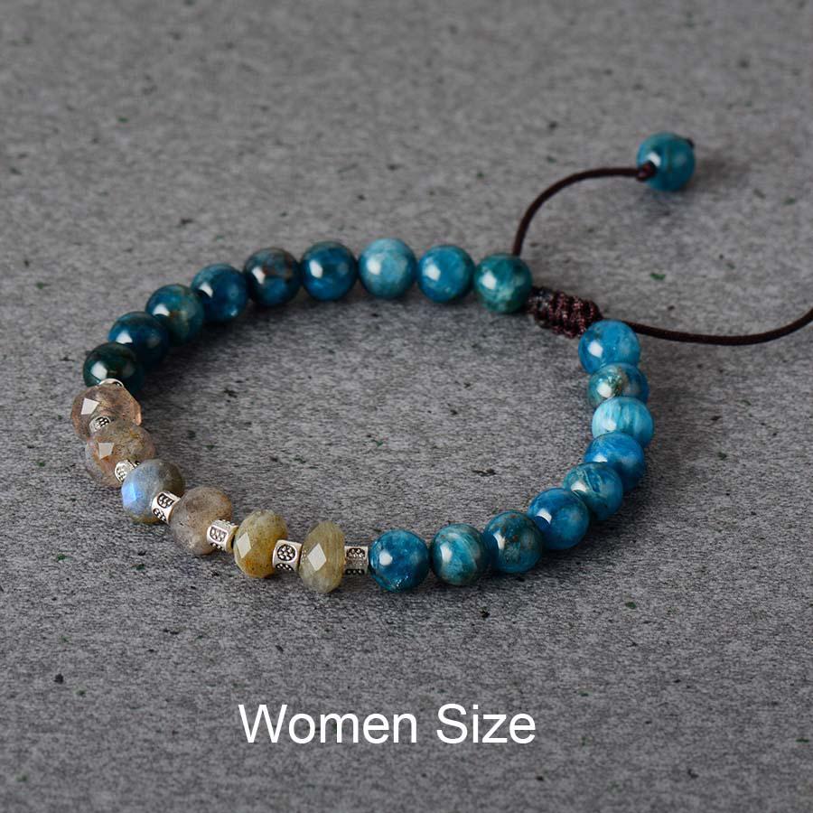 Vue latérale du bracelet montrant les pierres polies et brillantes