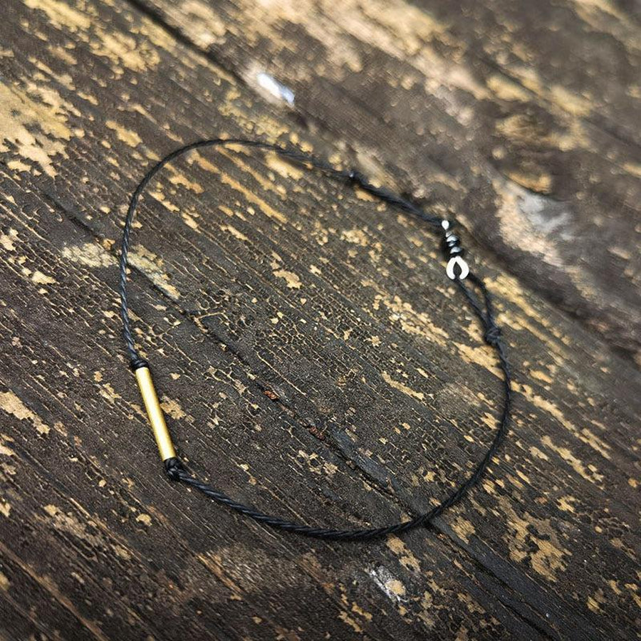 Vue latérale du bracelet avec nœuds coulants visibles