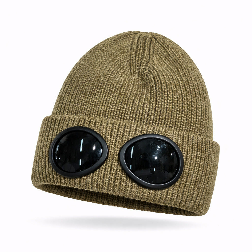 Personne portant le bonnet, lunettes relevées