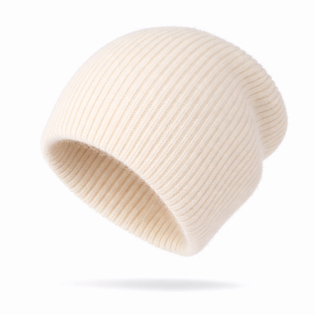 Femme en extérieur portant le bonnet, ambiance hivernale