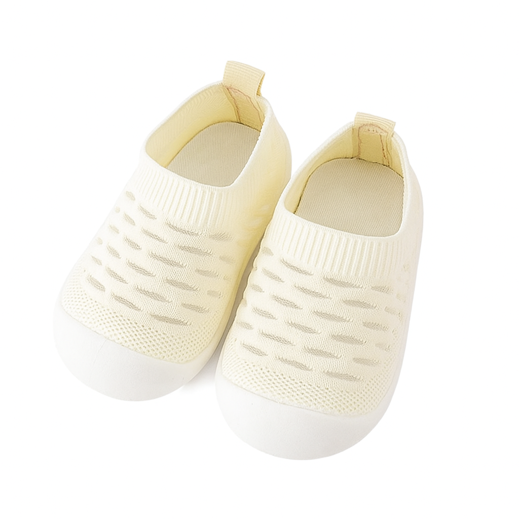 Chaussons jaunes pour enfants, vue détaillée de la maille respirante