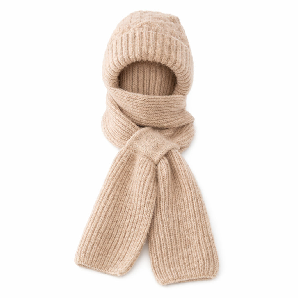 Femme en extérieur, bonnet couvrant, confort par temps froid