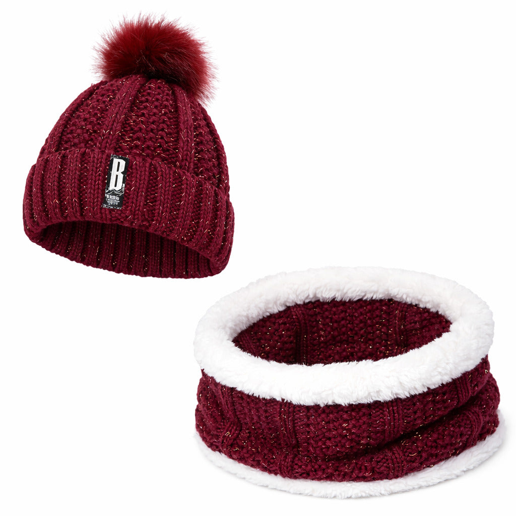 Zoom sur le pompon en fausse fourrure du bonnet