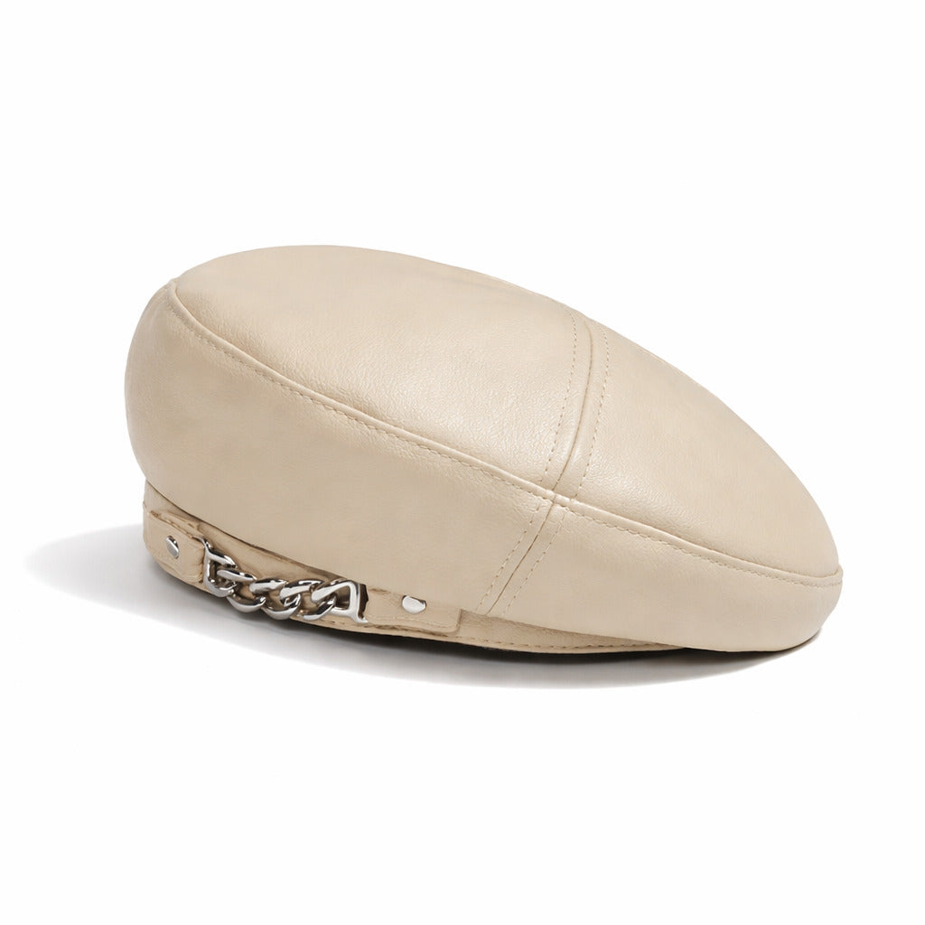 Béret en cuir posé sur une table en bois clair