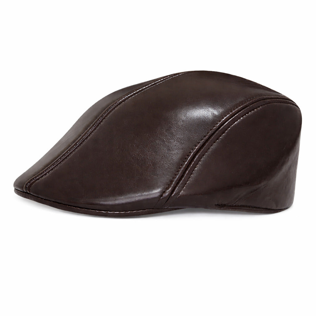 Homme ajustant un béret en similicuir devant un miroir