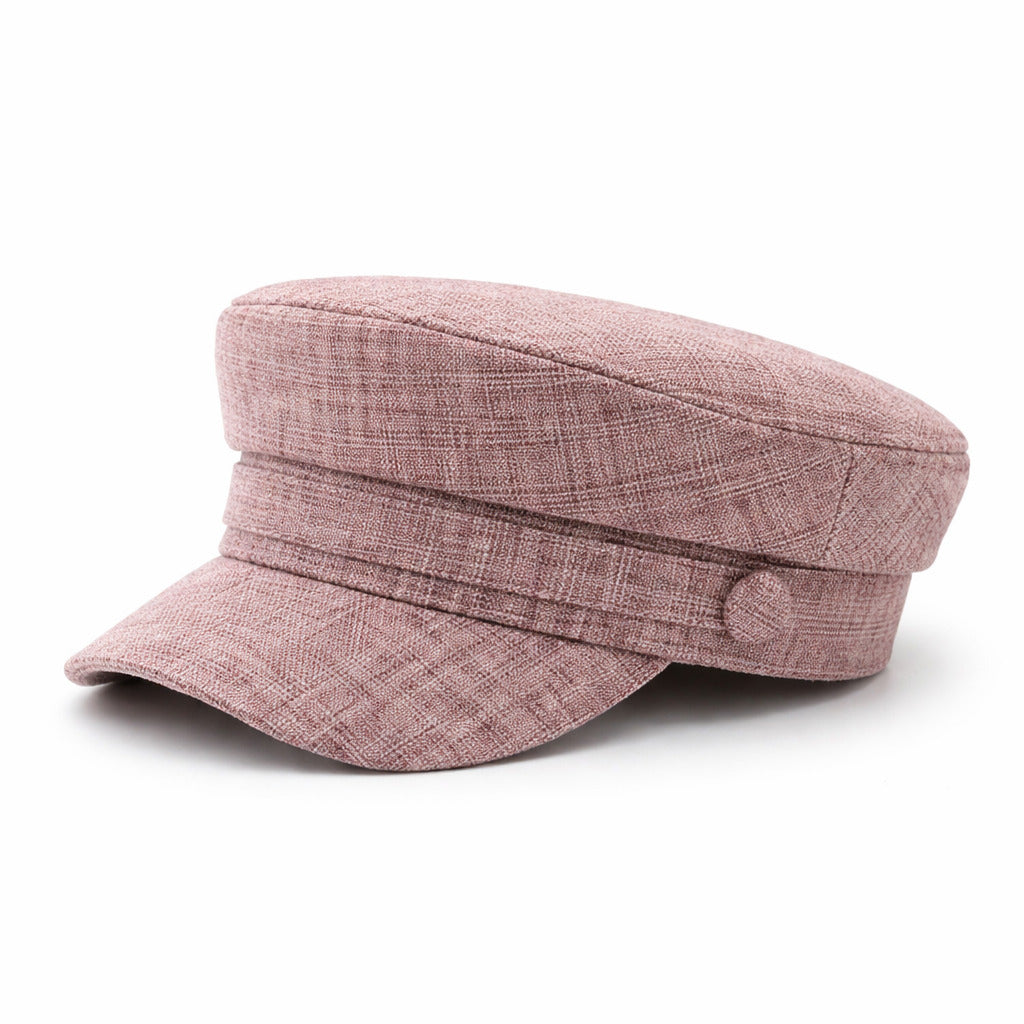 Béret sur une étagère, ambiance décontractée