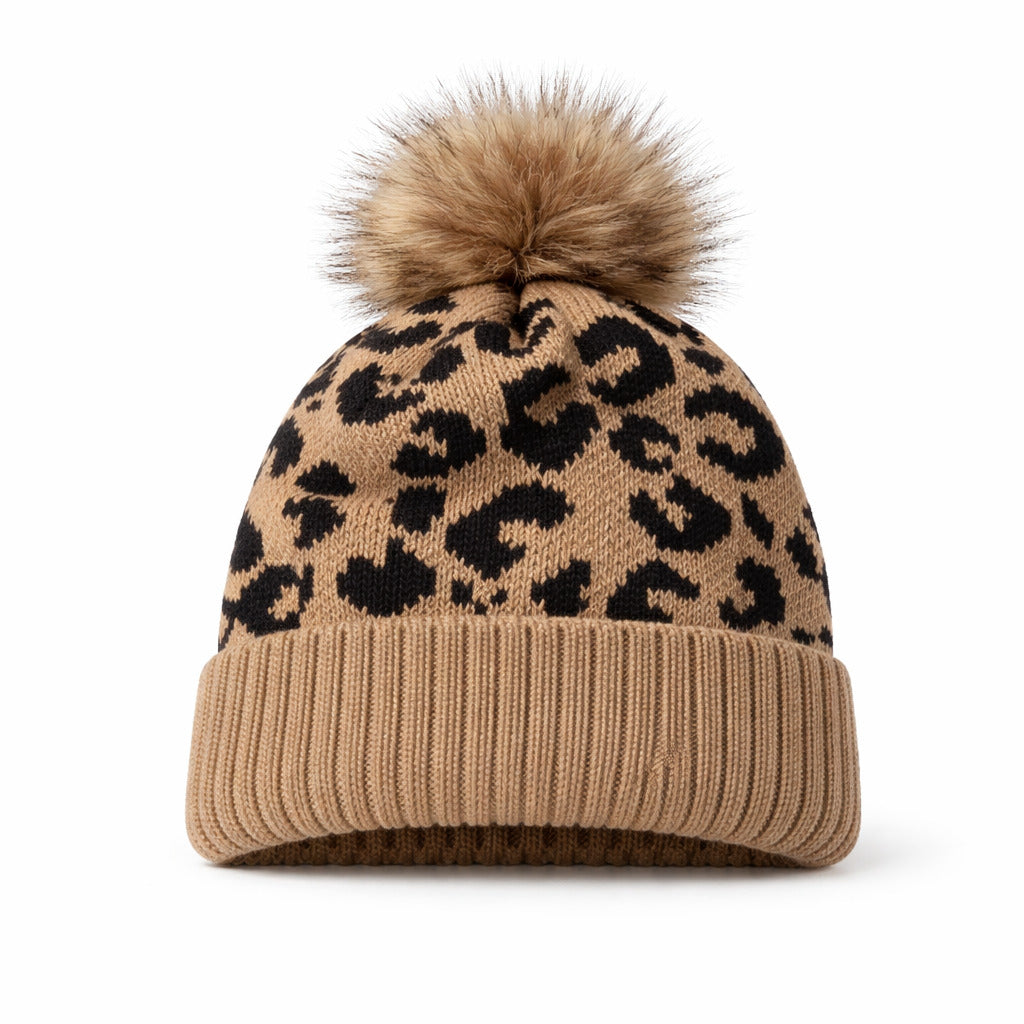Détail du pompon en fausse fourrure sur bonnet léopard