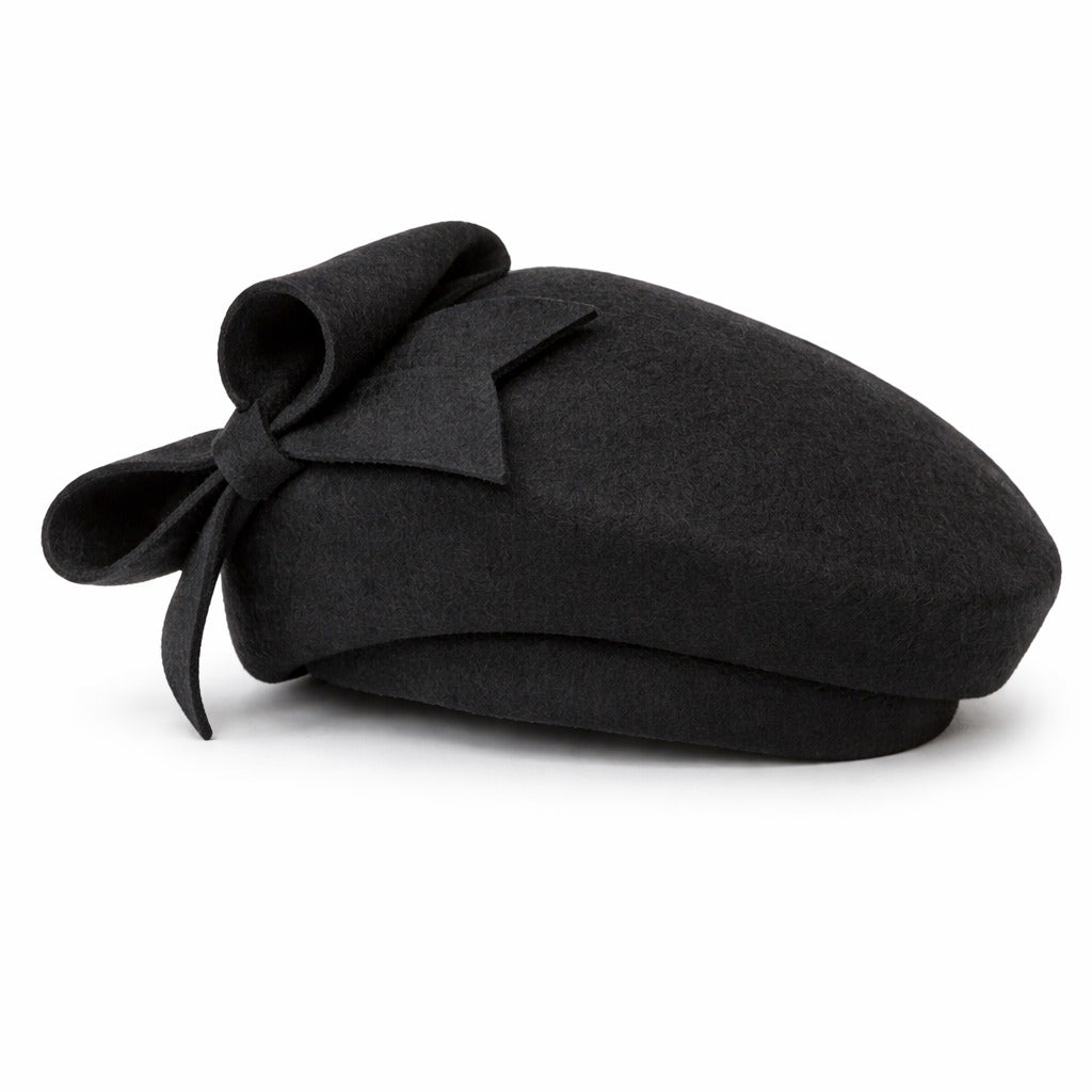 Femme élégante portant un béret, style intemporel
