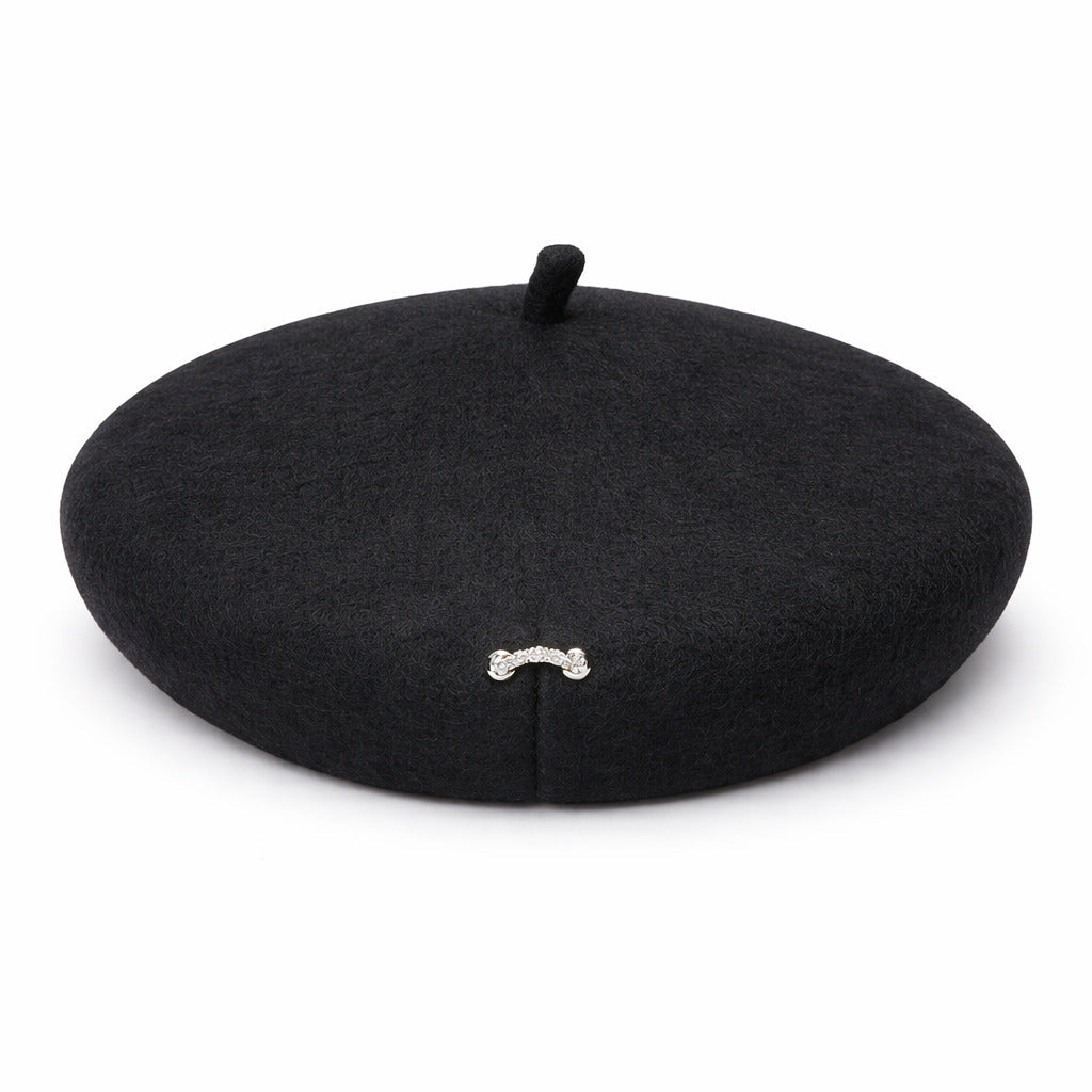 Béret en laine avec broche, lumière naturelle