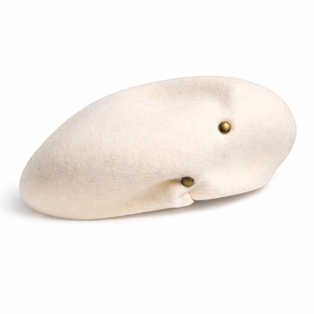 Béret posé sur une table, lumière naturelle douce