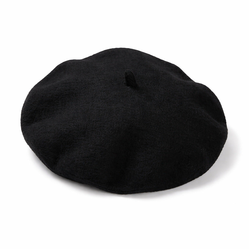 Femme portant un béret basque, regard pensif