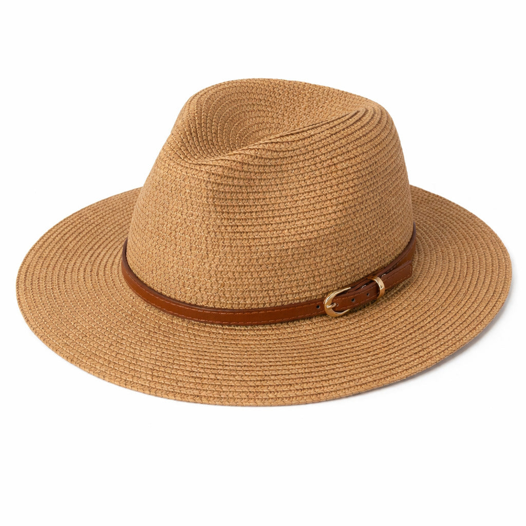 Chapeau Panama sur une chaise en osier, ambiance estivale